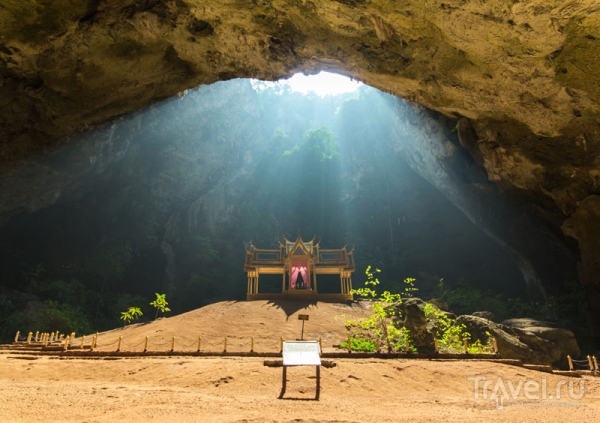 Королевский павильон под сводами пещеры Прайя-Након в Таиланде