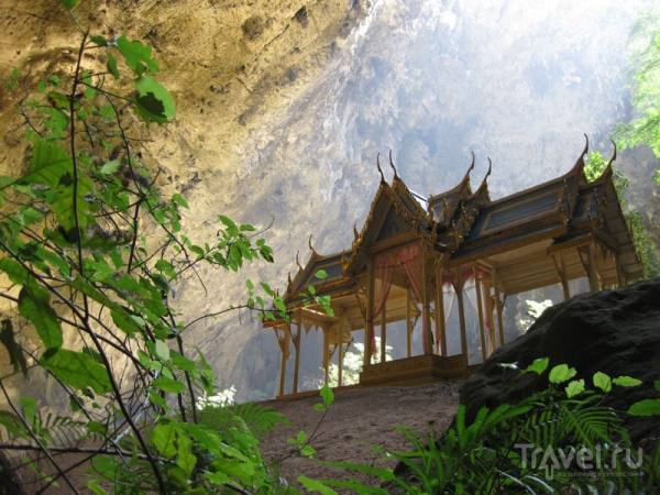 Королевский павильон под сводами пещеры Прайя-Након в Таиланде
